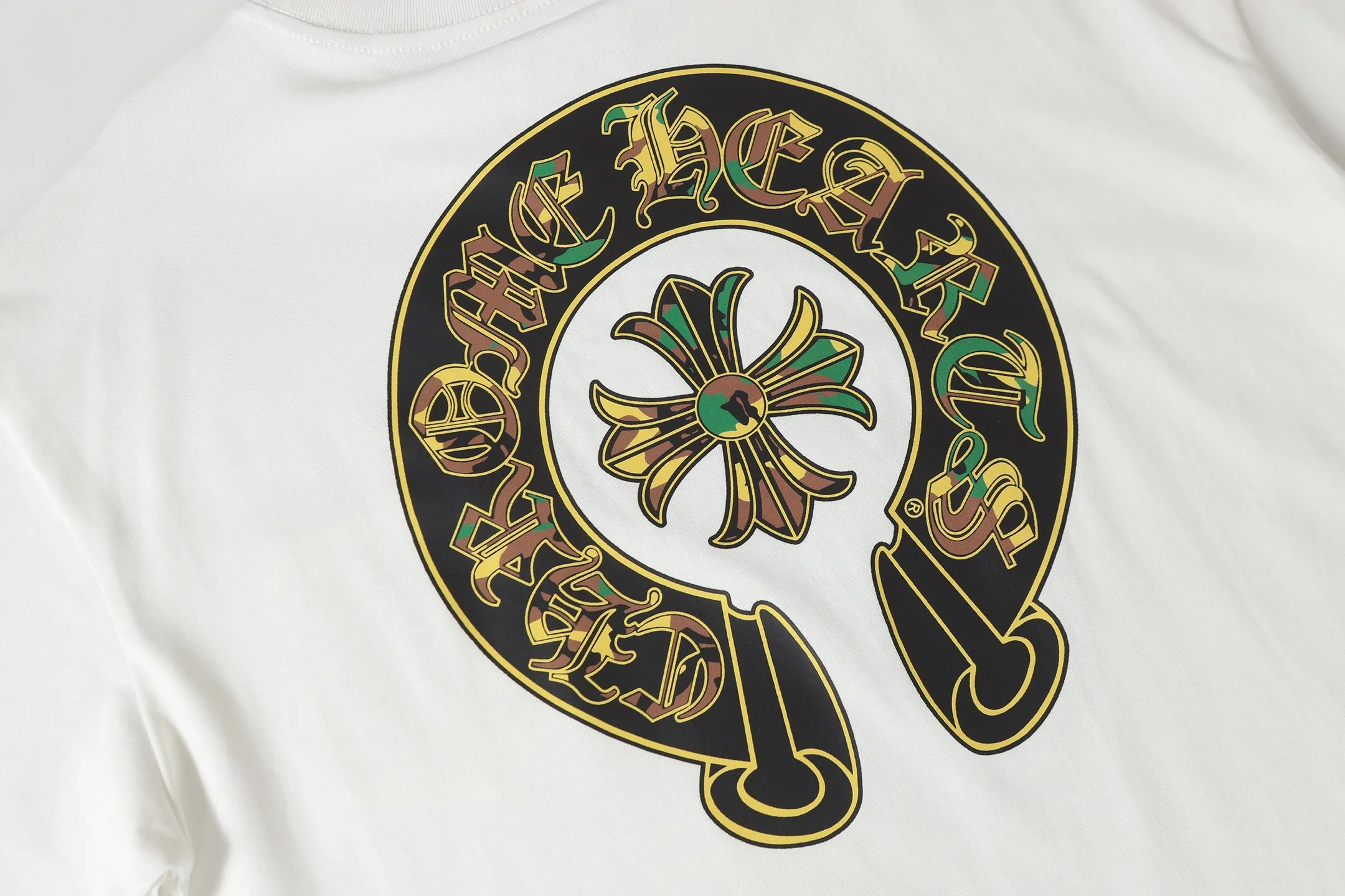 P160 Cross-border running quantity model, please do not place an order if you pursue quality - Chrome Hearts/Chrome Hearts green military flower Sanskrit horseshoe print popular short-sleeved T-shirt - High weight, high density and high quality, soft, delicate and skin-friendly wool, soft and silky to the touch, excellent warmth and skin-friendly properties - Custom-woven and custom-dyed, no color difference, no matter the fabric or workmanship details, beat the ordinary version on the market -Colour: black white -Size: S M L XL